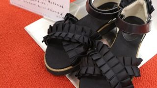 はまじとコラボ 大人フリルサンダルは実はスニーカーサンダル フェリシモ