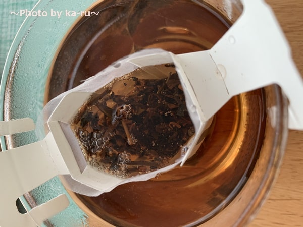 日本茶のドリップバッグ「Drip Tea」紅茶にお湯を入れる